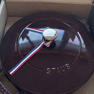 Staub essential French round 3.75QT NEW